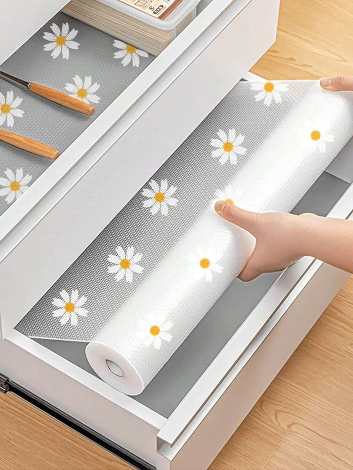 1 Roll Daisy Pattern Drawer Liner, Non-Slip Shelf Liner, EVA Cabinet Mat, Decorative Kitchen Storage Mat, Gray Daisy Pattern, Home Dehumidifier